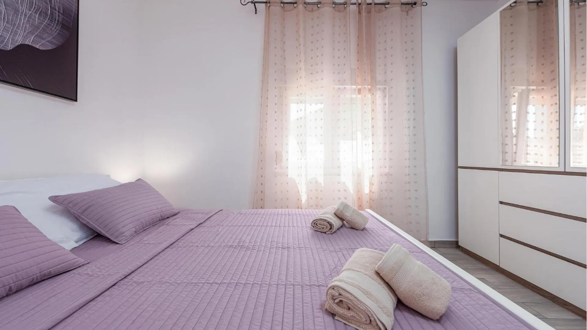 別荘 Lovely Home In Zelengrad With Private Swimming Pool, Can Be Inside Or Outside