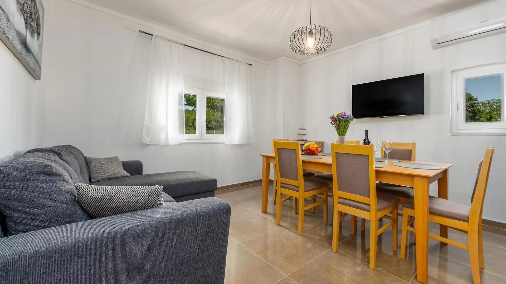 別荘 Lovely Home In Zelengrad With Private Swimming Pool, Can Be Inside Or Outside